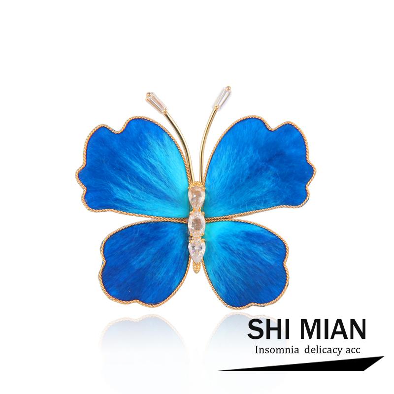 ブローチ レディース 蝶々 バタフライ 真鍮 フィリグリー ベルベット 花 ブルー 人工石 高級感 精巧 繊細 個性的 スーツ コート ジャケット 普段使い フォーマル