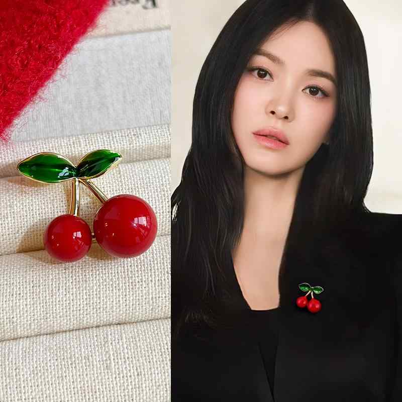ブローチ レディース 個性的な さくらんぼ チェリーモチーフ ライトラグジュアリー 高級感 繊細 精巧 ..