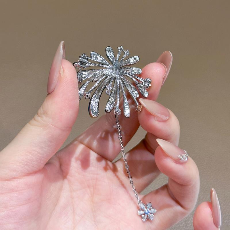 ブローチ レディース 花火 高級感 上品 繊細 エレガント アクセサリー ピン 合金製 電気メッキ加工 クリスタル 人工石 輝き 華やか 結婚式 パーティー 普段使い フォーマル