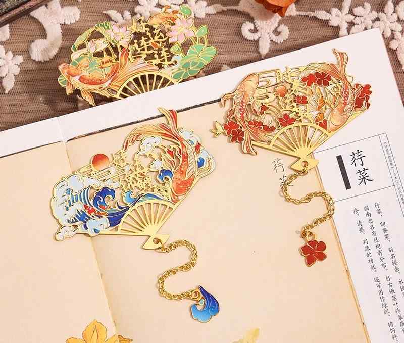 しおり おしゃれ 金属 ブックマーク 中国風 錦鯉 扇型 真鍮製 クラシック 精巧 上品 故宮 文具 記念品 贈答品 贈り物 ラッキーアイテム 透かし彫り チェ...