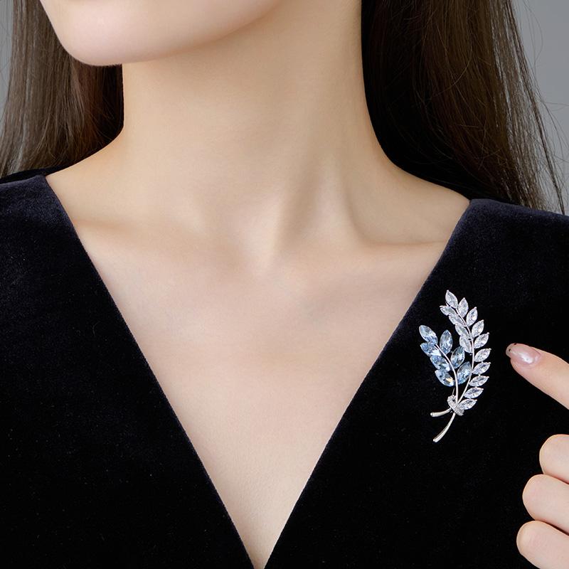 ブローチ 女性用 清穂 高級感 植物モチーフ 花 精巧 繊細 合金 人工宝石 ジルコニア ラインストーン ギフト 贈り物 プラチナ ブルー トレンド 上品