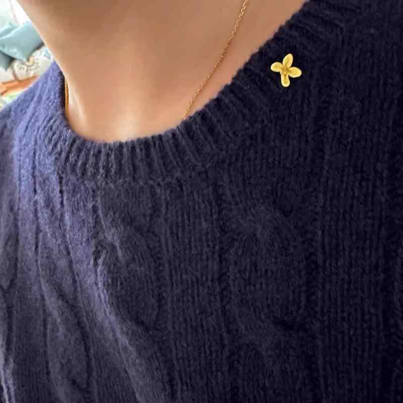 ブローチ レディース 女性用 金木犀 キンモクセイ 花 フラワーモチーフ 18K ゴールドメッキ 合金 小ぶり ミニ 精巧 繊細 シンプル 上品 高級感 レトロ アンティーク 襟元クリップ コサージュ 秋冬