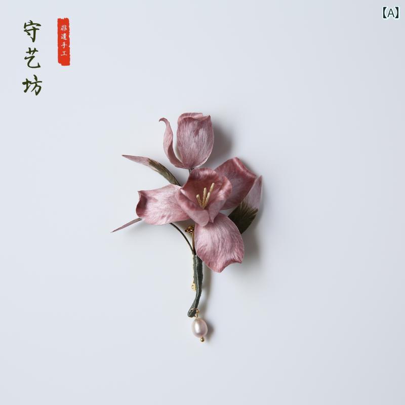 ブローチ ハンドメイド 伝統工芸品 絨花 アイリス 花モチーフ エレガント 上品 高級感 精巧 繊細 フォーマル スーツ アクセサリー コサージュ 結婚式 パーティー 入学式 卒業式 プレゼント ギフト