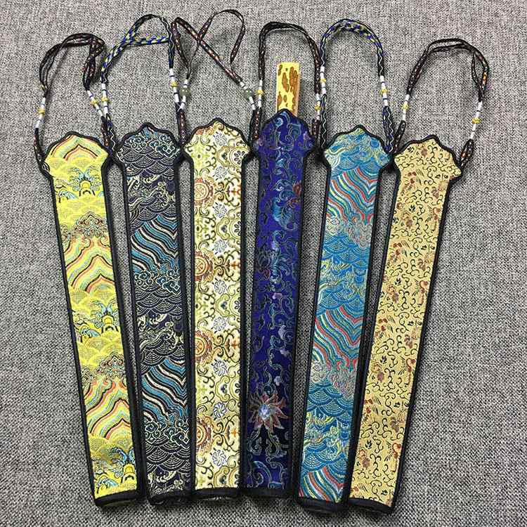 ・流行要素: レトロ・カラー展開: 金色富貴花、黒色海浪花、宋錦小鳳、青色海浪花、黄色海浪花、紺花草紋・扇面形状: 扇形・扇子種類: 日用扇・対象: 大衆向け