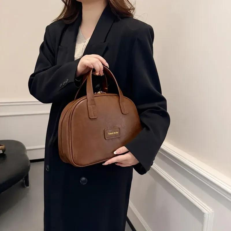 ["化粧ポーチ レディース マラードブラウン PUレザー 無地 携帯用 外出 大容量 旅行 ファスナー 半円形 仕切り付き パイピング加工 多機能 コスメバッグ 小物入れ", "化粧ポーチ レディース マラードブラウン PUレザー 無地(4.0)