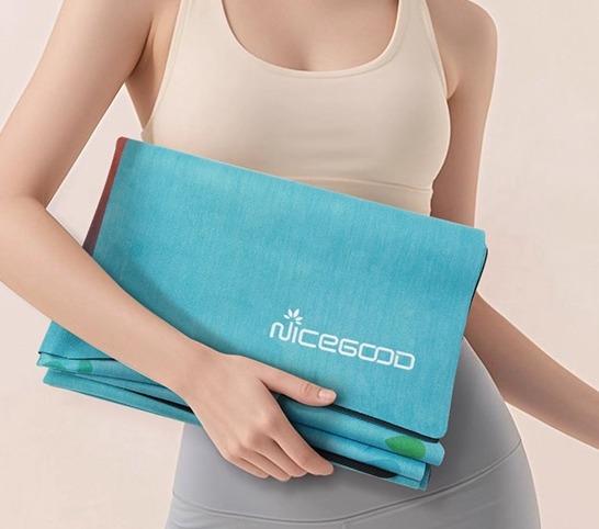 ヨガマット 折りたたみ 滑り止め 薄手 極薄 1.5mm ゴム スエード 携帯 ポータブル 持ち運び プロ仕様 ..