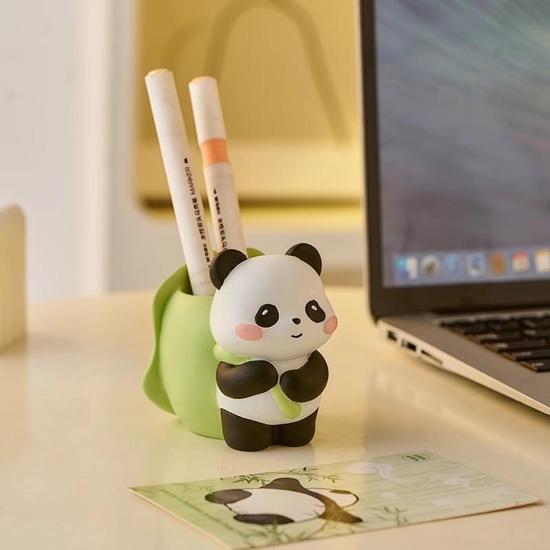 ペン立て 女性用 パンダ かわいい 癒し 精神安定 リラックス デスク オフィス 机上 置物 オブジェ 文具 雑貨 小物 樹脂 カラフル プレゼント ギフト