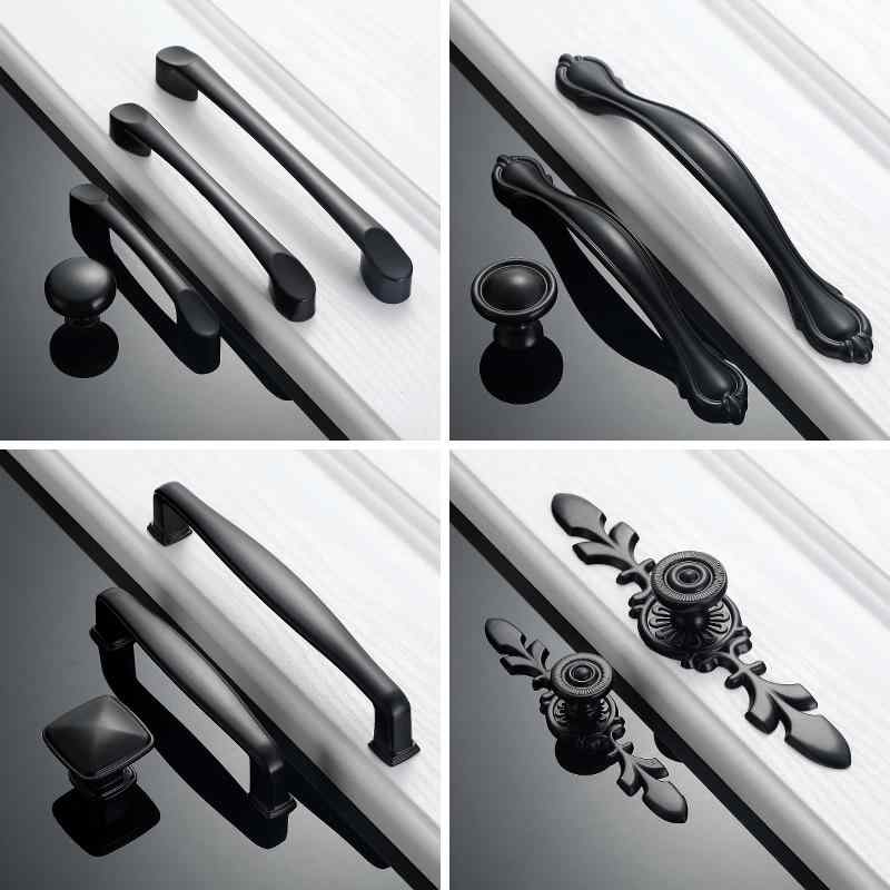 ・素材: 亜鉛合金・カラー展開: ブラック・サイズ展開: S、L、64mm、96mm、128mm・: 凹型、凸型、プルリング型、方形、隠し取っ手、サム型、バタフライ型、ローマ柱型、波浪柱型、角柱型、シンプルヨーロピアンクラウン型、V字型、ローズ型・孔間隔: 96mm・用途: キャビネット扉