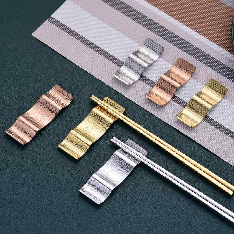 箸置き ステンレス ゴールド シルバー ローズゴールド 食卓用 来客用 カトラリーレスト 箸枕 スプーン置き 多機能 二本用 三本用 キッチン ダイニング おしゃれ ハンマード加工 台座