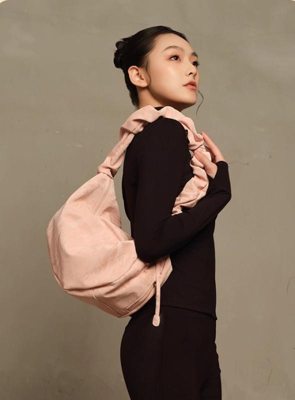 ダンスバッグ バレエ ヨガ スポーツ カジュアル 軽量 調節 斜め掛け ショルダー 餃子型 普段使い 青 ピンク 黒 シンプル 万能 旅行 おしゃれ 大人