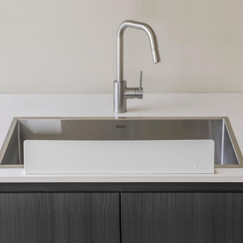 キッチン用品 韓国製 家庭用 キッチンカウンター 洗面台 シンク 水はね防止 防水 粘着 シリコン 止水バ..