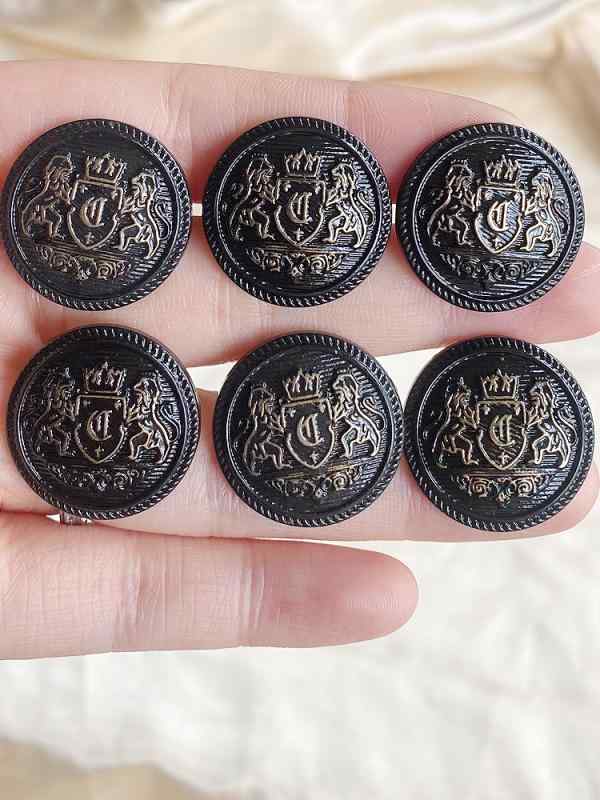 飾りボタン メンズ レディース レトロ メタル シールド クラシック アンティーク調 コート トレンチコート スーツ ジャケット ニット アウター 手芸 ハンドメイド リメイク用 釦 ゴールド ブラック ブロンズ 多様なカラー