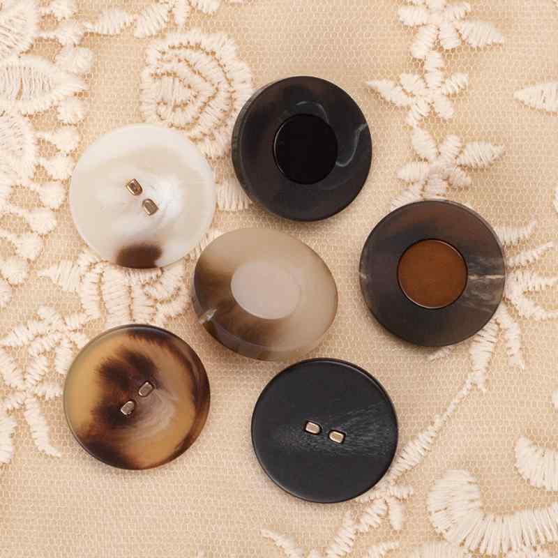服飾ボタン レディース 女性用 樹脂製 円形 丸型 足つき レトロ スクール風 厚手 コート ジャケット ワンピース トレンチコート用 ブラック オフホワイト ブラウン
