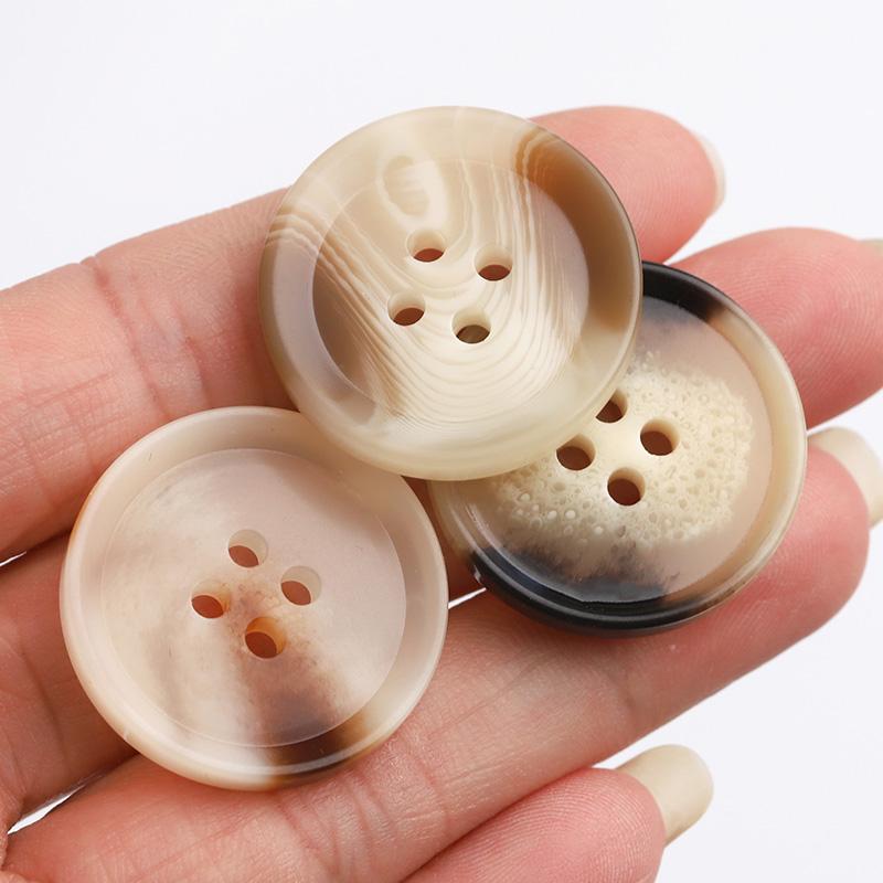 ボタン メンズ レディース 樹脂製 模様入り 柄物 コート トレンチコート ニットカーディガン スーツ パンツ用 釦 服飾資材 DIY 手芸 リメイク 修繕