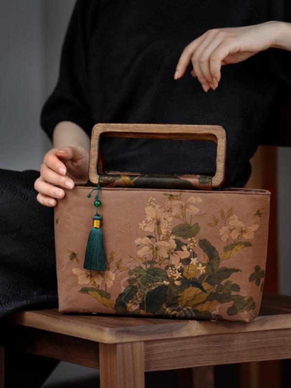 ・素材: ・開閉: ファスナー・柄: プリント・モチーフ: 植物、花柄・スタイル: レトロ・形状: 横長方形・カラー展開: ブラウン、グリーン・内装: ファスナーポケット・裏地素材: 綿・持ち手タイプ: 硬質ハンドル・外ポケット: パッチポケット・バッグの硬さ: やや硬め・タイプ: トートバッグ