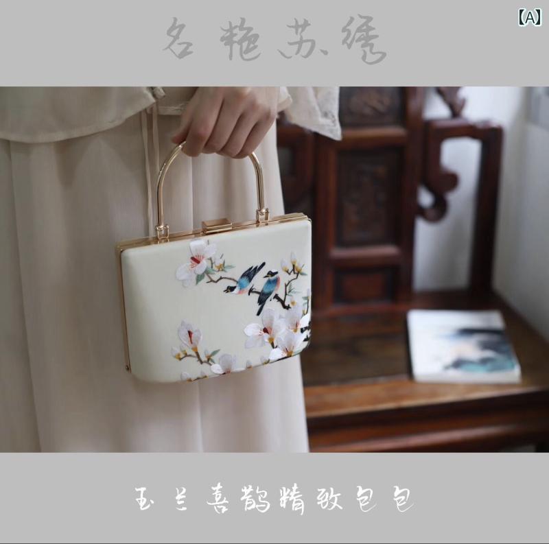 ・持ち手タイプ: 硬質・流行要素: 花柄・スタイル: レトロ・流行スタイル: ミニスクエアバッグ・ショルダーストラップ: シングル・対象: 若年層・開閉方式: ロック式・状態: 新品・タイプ: ハンドバッグ・サイズ: ミディアム・素材: ・内部構造: ファスナーポケット・カラー展開: 玉蘭喜鵲, 玉蘭鳥, 春色牡丹, 半夏生花, 青緑山水, 桂花玉兎, 蝴蝶飛飛, 春色満園, 望月, 花枝双雀, 挙案斉眉, 玉蘭, 喜上眉梢, 梨花溶溶, 曇花, 玉蘭花開, 花開蝶来, 緑色蘭花, 繍球円満, 玉蘭春暁, 梨花香, 金鳳牡丹, 落影玲瓏, 蓮花双燕, 蝴蝶蘭, 蘭蝶, 清荷韻