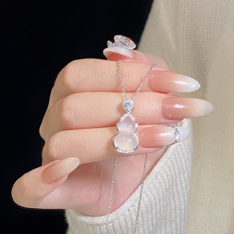 Garnet - ネックレス レディース シルバー ホワイトカルセドニー 瓢箪モチーフ ペンダント 鎖骨ネックレス 上品 エレガント デイリー カジュアル フォーマル 華奢