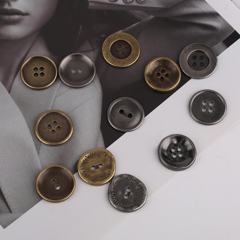 ボタン 釦 ヴィンテージ風 レトロ アンティーク 金属 4つ穴 2つ穴 スーツ ジャケット コート トレンチコート 服飾 衣類 装飾 古銅 古銀 グレー リメイク ハンドメイド