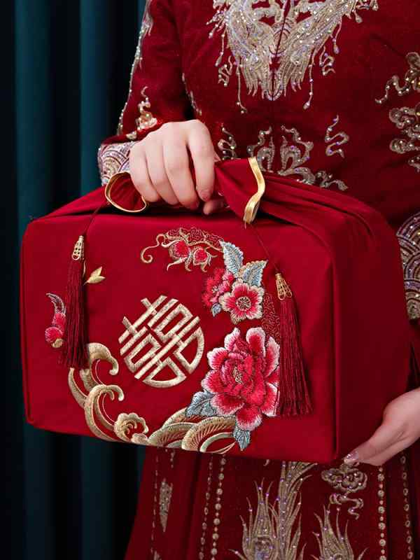 婚礼用品 レディース 花嫁用 赤 レッド 刺繍 風呂敷 包み布 袱紗 嫁入り道具 嫁入り支度 祝儀盆包み ペ..