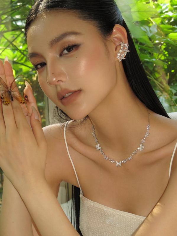 ネックレス レディース 女性用 白蝶貝 蝶々 バタフライ モチーフ 繊細 ジルコニア キラキラ輝く 上品 ..