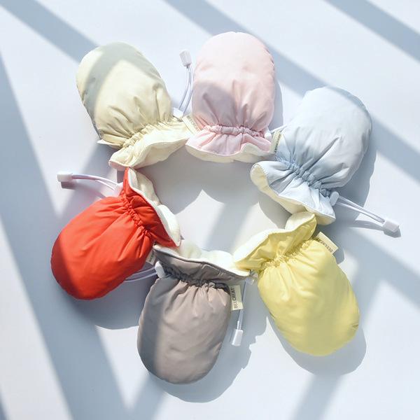 ミトン 手袋 ベビー 男の子 女の子 ダウン 厚手 防寒 暖かい 防水 雪遊び 落下防止 絞り口 指しゃぶり防止 ナイロン グローブ アウトドア アイボリー ピンク レッド