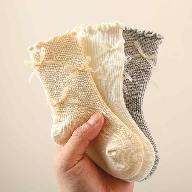 靴下 女の子 ベビー キッズ 綿 コットン 薄手 フリル リボン 抗菌 無縫製 シームレス ミドル丈 クルー丈 かわいい プリンセススタイル 普段使い 黒 白 米