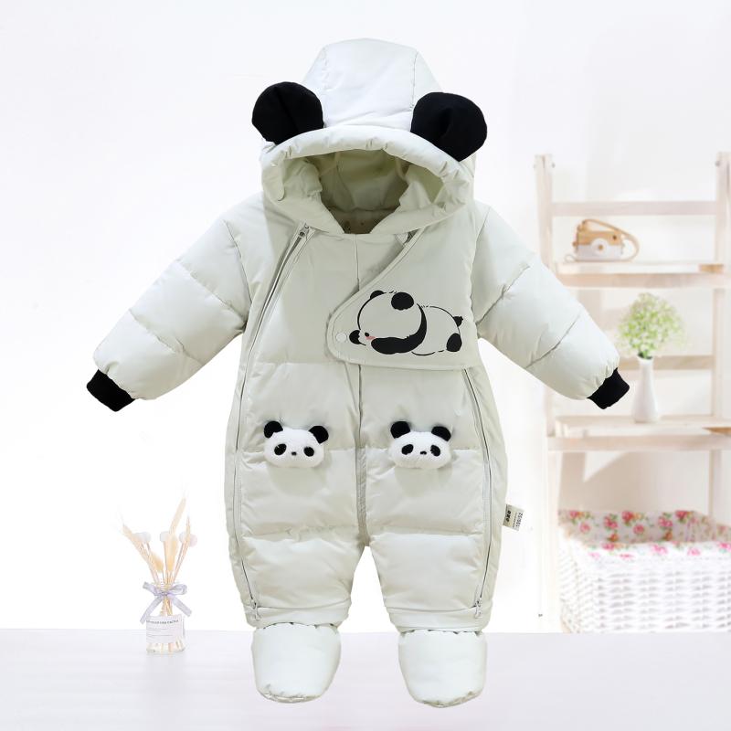 ["・スタイル: カジュアル","・ダウン含有量: 90%","・生地: ポリエステル繊維","・素材構成: 綿","・中綿: ダウン","・対象年齢: 新生児、3ヶ月、6ヶ月、12ヶ月、18ヶ月、2歳","・等級: Aクラス","・: ロンパース","・厚さ: 厚手","・袖丈: 長袖","・裏地素材構成: 綿","・性別: 男女兼用","・カラー展開: 小熊猫ベージュ、小熊猫ホワイト、羽毛ダウンピンク、羽毛ダウンオフホワイト、羽毛ダウンハートピンク、羽毛ダウンハートライトイエロー、羽毛ダウンベージュ、羽毛ダウンホワイト、羽毛ダウンスカイブルー、羽毛ダウングレー、小龍ブルー、小龍ダークグリーン、羽毛ダウン小聪明ダーク、羽毛ダウン小聪明ライト、ポポベアダウンピンク、ポポベアダウングレー、羽毛ダウンケーキベビーグリーン、羽毛ダウンケーキベビーピンク、羽毛ダウンケーキベビーブルー、羽毛ダウン年々魚柄","・サイズ展開: 小号 (4-8ヶ月) 身長65-70cm、中号 (9-12ヶ月) 身長70-80cm、大号 (12-18ヶ月) 身長90cm以下"]