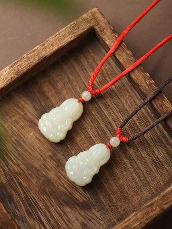 アクセサリー ペンダント おしゃれ ネックレス メンズ 男性用 子供用 和田玉 観音菩薩 玉石 ジェード お守り 無病息災 出産祝い プレゼント ラッキーアイテム 紐 首飾り 普段使い 光沢 ビーズ 装飾 赤 茶色