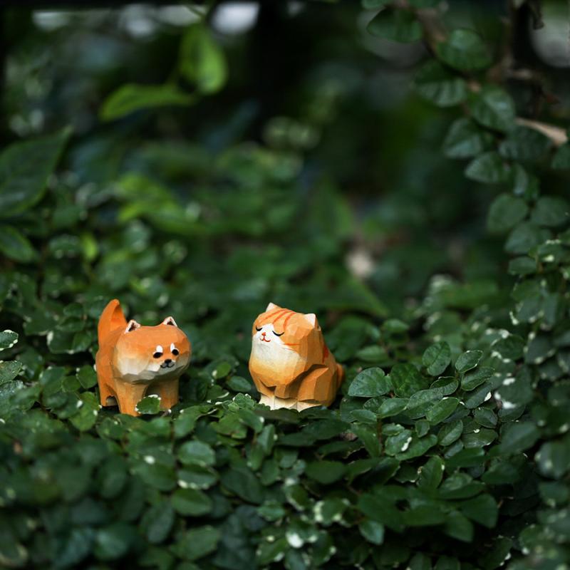 ・素材: 木材・スタイル: カントリー・種類: 橘猫（高さ3.6cm）、柴犬（高さ3.4cm）、ミニ椅子（高さ約9.5cm）・工芸: ハンドメイド・置物タイプ: ユニークな置物