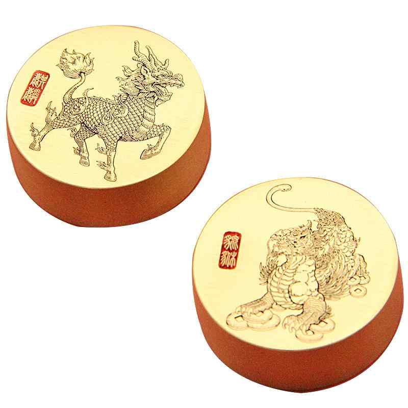 文鎮 麒麟 貔貅 円形 真鍮 文房四宝 書道 ペーパーウェイト 金属 彫刻 書斎 デスク オフィス 重厚感 レトロ アンティーク風 風水 ラッキーアイテム 縁起物 デスクワーク 卓上小物 置物 ギフト 書道用品 学習用 ビジネス用