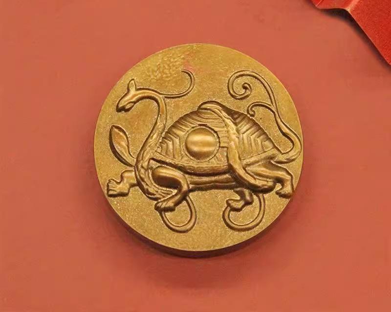 ・素材タイプ: 人造・加工方法: 彫刻・形状: 円形・素材: 真鍮・対象: 中年層・ギフト対象: 友人