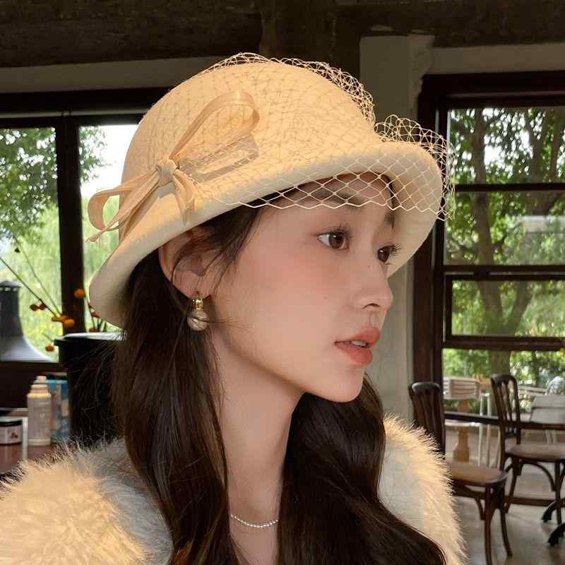・スタイル: エレガント・詳細: レース・帽頂: ラウンドトップ・対象: 女性、若年層、中年層・適用シーン: ショッピング・つば: ワイドブリム・対象年齢: 15-19歳、20-24歳、25-29歳、30-34歳、40-59歳・種類: バケットハット、フィッシャーマンハット・主な素材: 純ウール・つばの形状: ロールアップ・サイズ: 調節可能・カラー: オフホワイト、ブラック
