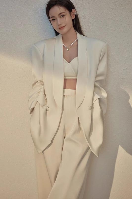 ・スタイル: 通勤・シルエット: ルーズフィット・ディテール: ボタン・主な素材: ポリエステル・素材構成: ポリエステル91-95%・袖タイプ: レギュラー・対象年齢: 25〜29歳・袖丈: 長袖・襟: ショールカラー・着丈: レギュラー丈・前立て: ダブルボタン・柄: 無地・サイズ展開: S, M, L, XL, XS・カラー展開: ホワイト