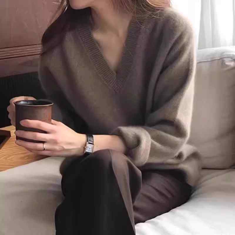・スタイル: 通勤・シルエット: ルーズフィット・主な素材: ・袖のタイプ: レギュラー・生地の加工: ニット・: プルオーバー・毛糸の太さ: 太め・セット内容: 単品・厚み: 厚手・機能: 保温発熱・袖丈: 長袖・ネックライン: Vネック・着丈: レギュラー丈・柄: 無地・サイズ展開: S, M, L, XL・カラー展開: ダークグレー, コーヒー, ダークキャメル, ダークブルー, ブラック, ホワイト, ミディアムグレー, フォグブルー, レッド, ミルクホワイト, ローズパープル, ライトキャメル, ライチレッド, アボカドグリーン, キャラメル, ホワイトグレー, ライトグレー, マスタードイエロー, ライトピンク, イエローキャメル