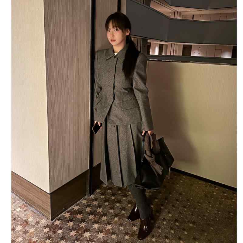 ・性別: レディース・袖タイプ: レギュラー・着丈: ミディ丈・ウエスト: ミドルハイウエスト・柄: 無地・対象年齢: 18-25歳・セット内容: 2点セット・厚さ: ミディアム・袖丈: 長袖・ネックライン: ターンカラー・トップス: ジャケット・開閉: ボタン・シルエット: ルーズフィット・サイズ展開: S, M, L, XL・スタイル: レトロ・シーン: カジュアル、オフィス、パーティー、お出かけ・カラー展開: グレー