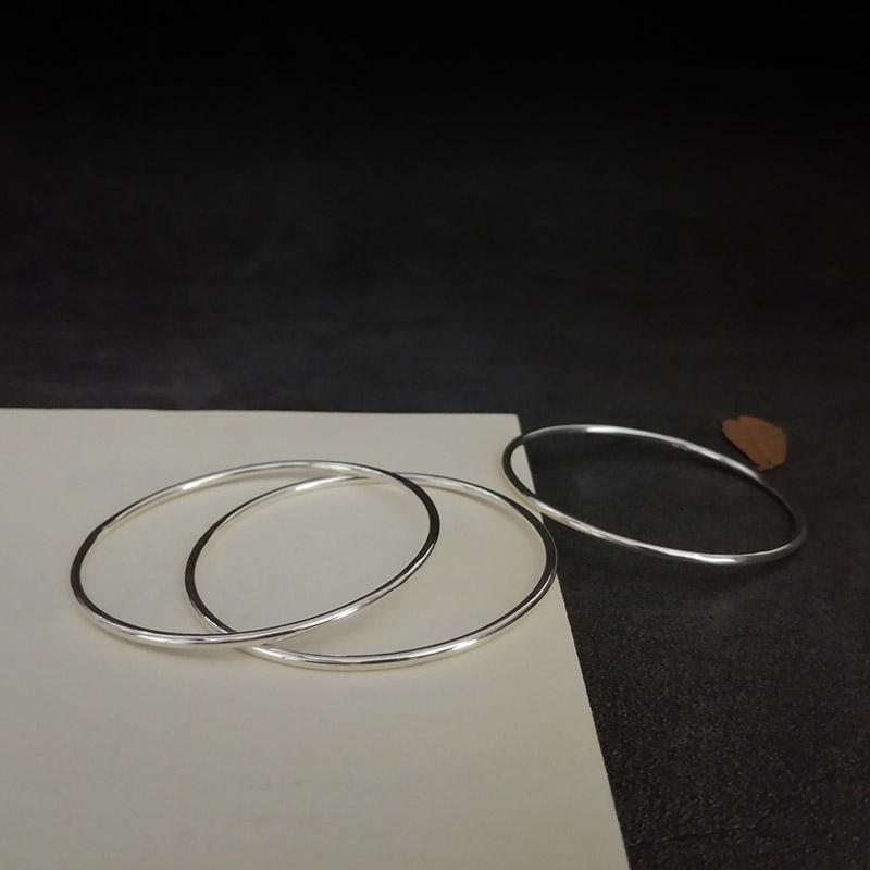 バングル レディース シルバー プレーン 古風 細身 ソリッド 円形 クローズド ブレスレット 腕輪 上品 カジュアル シンプル アクセサリー アンティーク調 普段使い