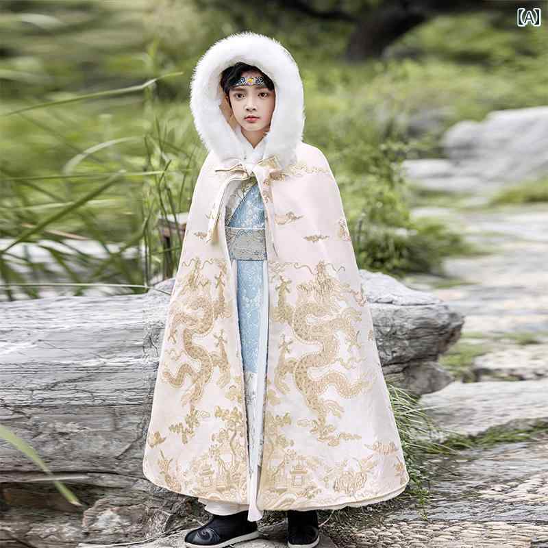 フロントップ楽天市場店のアウター 男の子 キッズ 漢服 中国風 ケープ マント ポンチョ ロング丈 裏起毛 厚手 暖かい 防寒 フード付き 龍柄 秋冬 お出かけ 初詣 お正月服 ポリエステル シャンパン｜アングル2