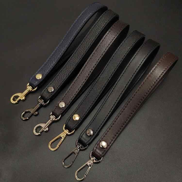 ・カラー展開: ブラック ライチ型押し - ゴールド金具, ブラック ライチ型押し - シルバー金具, ブラック ライチ型押し - ガンメタル金具, ブラック クロス型押し - ゴールド金具, ブラック クロス型押し - シルバー金具, ブラック クロス型押し - ガンメタル金具, ブラック 細型押し - ゴールド金具, ブラック 細型押し - シルバー金具, ブラック 細型押し - ガンメタル金具, ネイビー ライチ型押し - ゴールド金具, ネイビー ライチ型押し - シルバー金具, ネイビー ライチ型押し - ガンメタル金具, ブラウン ライチ型押し - ゴールド金具, ブラウン ライチ型押し - シルバー金具, ブラウン ライチ型押し - ガンメタル金具, ブラウン 細型押し - ゴールド金具, ブラウン 細型押し - シルバー金具, ブラウン 細型押し - ガンメタル金具・主な素材: 牛革・金具素材: メッキ合金