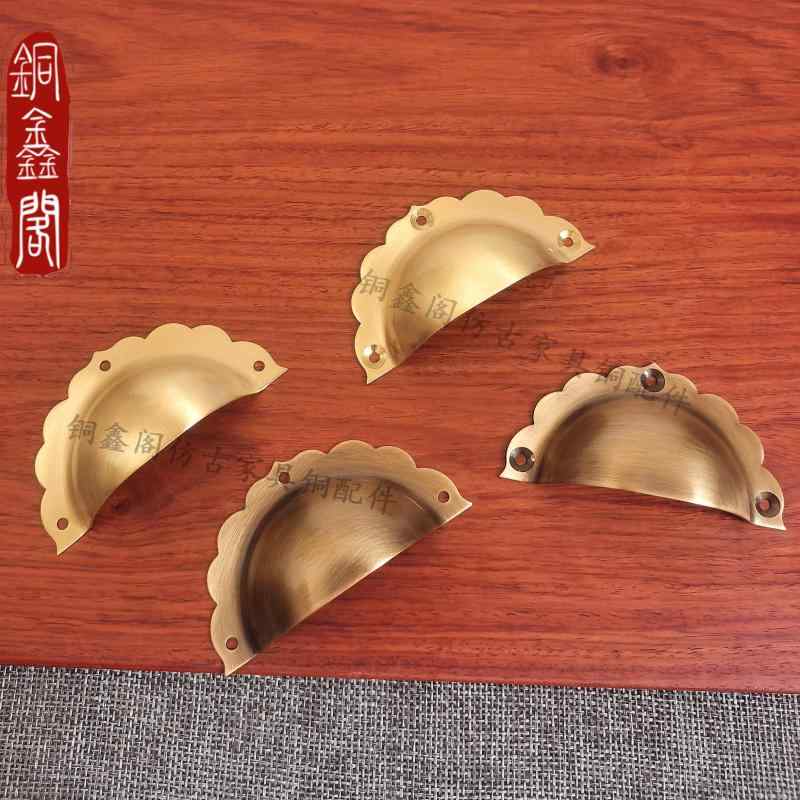 ・表面処理: 研磨・設置場所: 引き出し・取付方法: ・穴開けタイプ: タッピングネジ・形状: 半餃子型・素材: 真鍮・用途: 引き出し・取手タイプ: 露出型取手・カラー展開: 古銅色, 黄銅色・サイズ展開: 長さ7.5cm×幅4cm, 長さ8.5cm×幅4.5cm