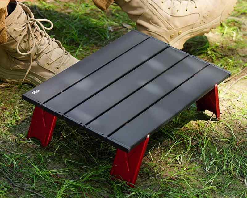 アウトドアテーブル 折りたたみ ポータブル 軽量 ミニ 約1kg キャンプ ピクニック バーベキュー BBQ ハイキング ドライブ 旅行 フリマ 出店 ビーチ 海 ガーデン 庭 公園 カーボン製 スチール製 アルミ製 ティーテーブル コーヒーテーブル ブ