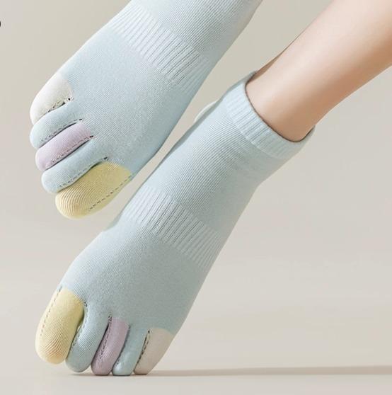 ・スタイル: シンプル・主な素材: 綿・丈: ミドル丈・厚さ: 薄手・機能: 5本指ソックス・柄: 無地・セット数: 5足セット・性別: レディース・カラー展開: ホワイト、イエロー、パープル、カーキ、ブラック、ブルー