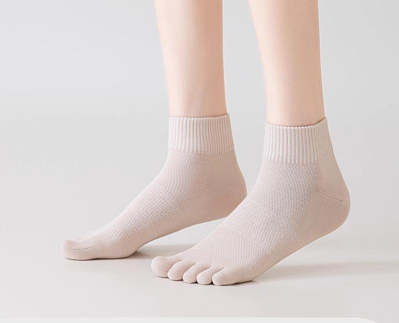 ・スタイル: シンプル・主な素材: コーマ綿・素材構成: 綿・筒丈: ミドル丈・厚さ: 通常・タイプ: 5本指ソックス・柄: 無地・セット数: 3足組・性別: レディース・サイズ展開: フリーサイズ・カラー展開: ナイトブラック、クラウドホ...