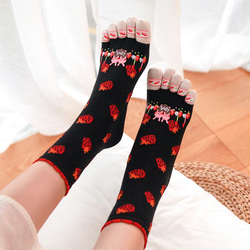 靴下 レディース 秋冬 5本指ソックス 綿 コットン 綿 キャラクター イチゴ柄 ミドル丈 クルー丈 快適 防臭 抗菌 かわいい 普段使い 普段使い オフホワイト ピンク ブラック ワンサイズ フリーサイズ