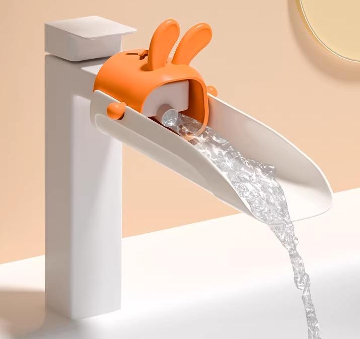 蛇口延長器 男の子 女の子 シリコン かわいい キャラクター 水はね防止 飛び散り防止 延長補助 万能コ..
