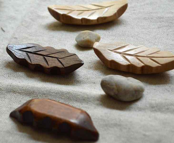 箸置き 木製 木 葉っぱ型 リーフモチーフ ハンドメイド 手作り おしゃれ 和風 モダン シンプル 北欧風 食卓 普段使い テーブルウェア 老漆 黒