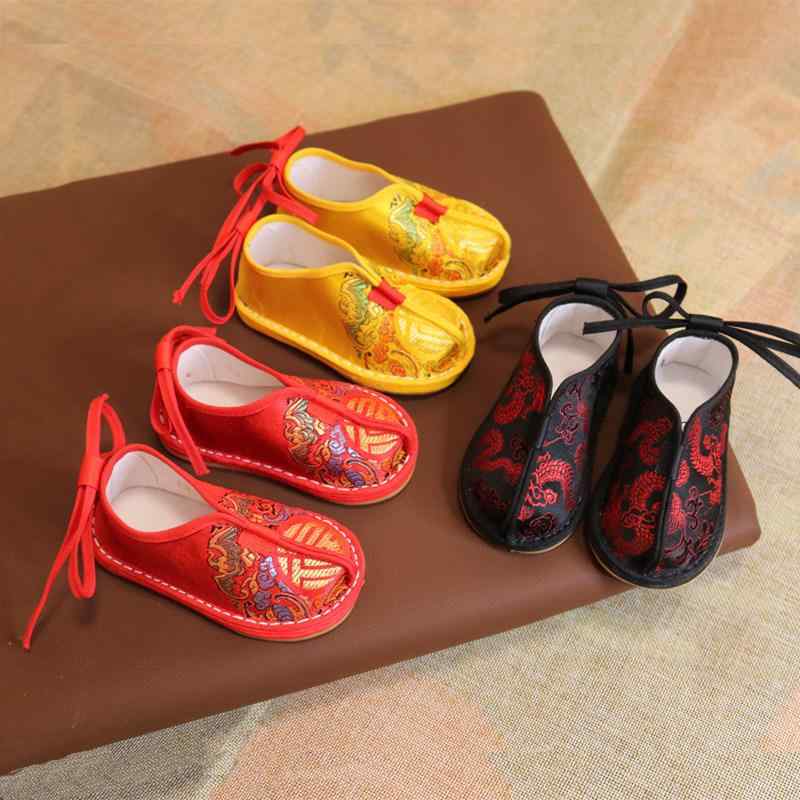 ・スタイル: 中国風・対象年齢: 10ヶ月〜2.5歳・対象: キッズ・サイズ展開: 12, 12.5, 13, 13.5, 14, 14.5, 15, 15.5, 16, 16.5, 17・靴底素材: 千層底・柄: キャラクター、アニメ・アッパー素材: サテン・性別: 男女兼用・カラー展開: ブラック祥龍、レッド福靸靴、イエロー福靸靴、イエロー福Tストラップ、レッド福Tストラップ、レッド福フルカバー、イエロー福フルカバー