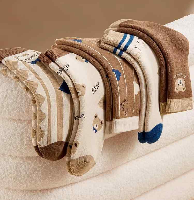・スタイル: 文芸・種類: ミドル丈ソックス・生地: シルケットコットン・素材: 綿92.1%、ポリエステル7.1%、ポリウレタン0.8%・サイズ展開: 16-19、19-25、25-32、32-36・対象年齢（推奨足長）: 1-3歳（11-13cm）、3-5歳（13-15cm）、6-8歳（16-19cm）、8-12歳（19-23cm）・: 無縫製つま先・性別: 男性・柄/展開: カーキベア、文芸クマ、ランディ交通シティ、クマの休日旅行、ロジャー交通、大きな目の恐竜、恐竜パーティー、ノックスベア、ストリートベア、熱帯雨林、スポーツベア、動力車セット、アルファベット配色ソックス、英字ロゴ入りメンズソックス、ピーターベア、エディ恐竜、楽しいクマ、トマトベア、ジャンピングベア、パンダゴロゴロ、夢の旅、不思議な交通