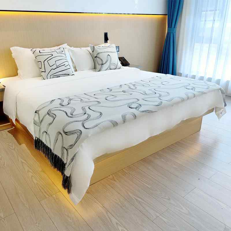 ベッドスロー ブランケット アイボリー 北欧風 幾何学模様 ホテル 民泊 モデルルーム ショールーム ソファ アクセント スローケット フットスロー ベッドライナー