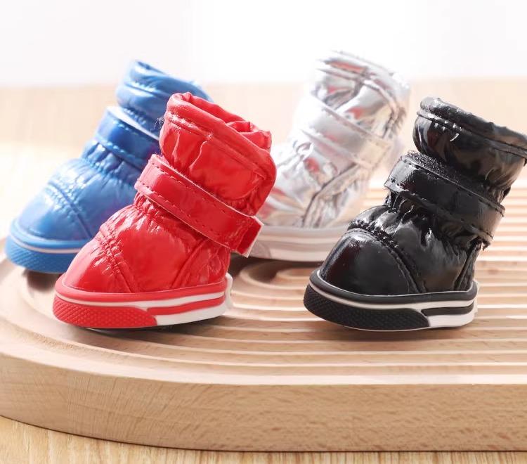 犬用シューズ 小型犬 トイプードル 子犬 裏ボア あったか 暖か 防寒対策 保温 エナメル調 フェイクレザー 防水 防滑 肉球保護 散歩 お出かけ 雨 雪 秋冬 赤 黒 紺