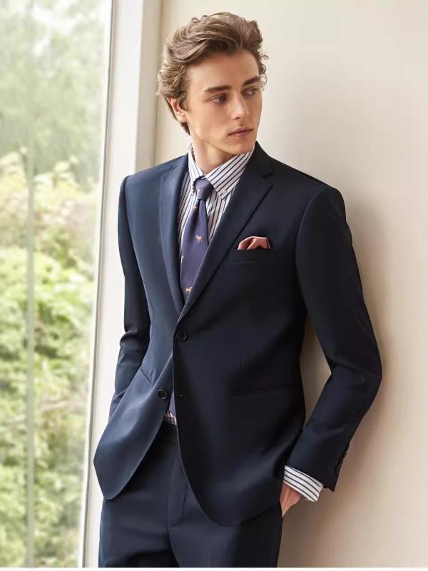 ・スタイル: ビジネスカジュアル・素材: ウール48%〜50%・前立て: シングル2つボタン・ラペル: ノッチドラペル・ベント: サイドベンツ・フィット感: レギュラーフィット・生地の厚み: 標準・ディテール: ステッチ・仕様: ハーフキャンバス・機能性: 防シワ・着用シーン: 結婚式・カラー展開: ブラック、ネイビー・サイズ展開: S、M、L、XL、XXL、3XL、4XL、5XL・誤差範囲: 2cm